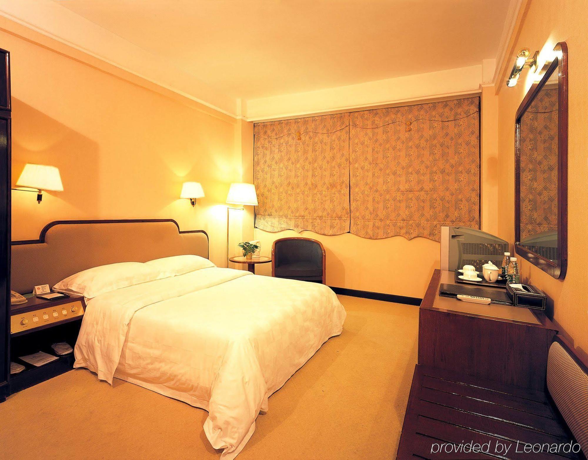 Haitao Hotel Guangzhou Room photo